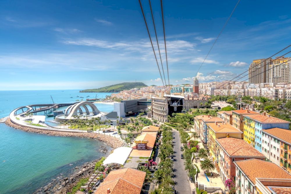 Phu Quoc Island entices travelers with powdery white beaches, crystal-clear waters and diverse marine ecosystems (Source: Pexels)